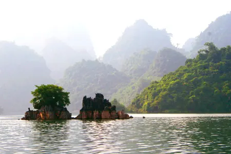 Nhiệm vụ quy hoạch tổng thể phát triển Khu du lịch quốc gia hồ Hòa Bình cần tránh trồng chéo quy hoạch đô thị