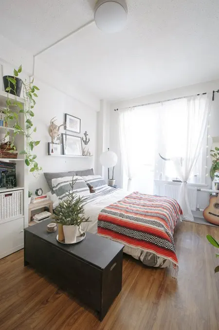 Trong căn hộ 18 m2, chủ nhà ưu tiên khu vực gần ban công nhiều ánh sáng cho giường ngủ. Một chiếc hòm lớn được sử dụng để phân cách với nơi tiếp khách.