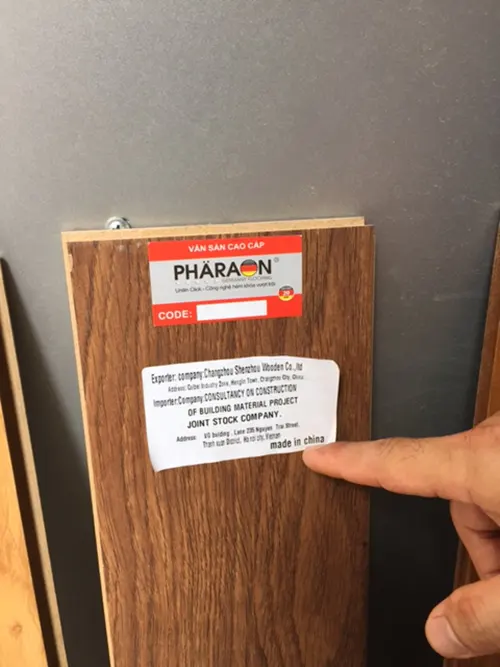 Ván gỗ có dấu hiệu giả mạo nhãn hiệu nổi tiếng