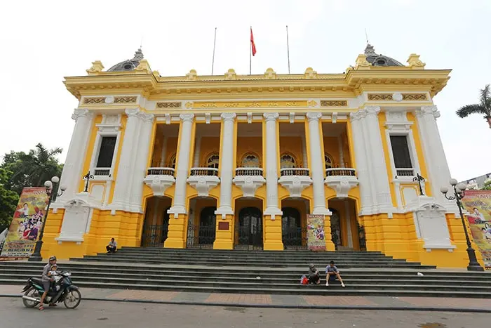Nhà hát lớn Hà Nội đang thay màu “áo” mới