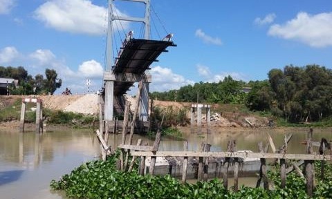 Cầu bị sập sau 2 tuần: Không khoan thăm dò địa chất