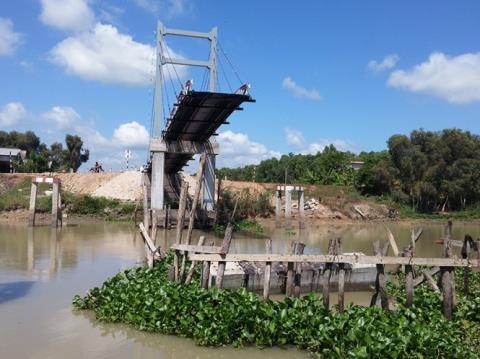 Cầu bị sập sau 2 tuần: Không khoan thăm dò địa chất