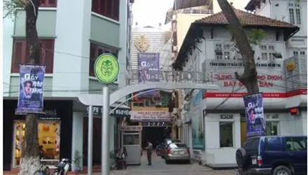 Nhà hát Tuổi Trẻ (Số 11 – Ngô Thì Nhậm) có lối vào và bãi đỗ xe rất nhỏ, chật hẹp