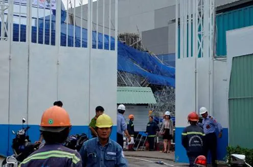 Sập giàn giáo công trình, nhiều người mắc kẹt dưới đống sắt thép