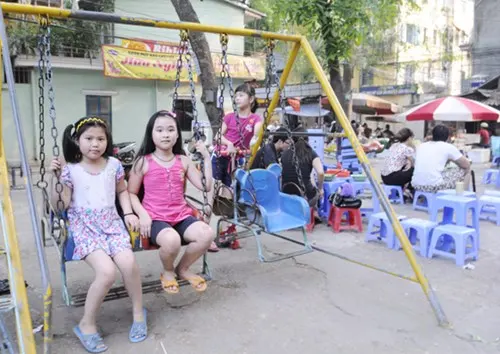Thiếu sân chơi cho trẻ, chưa thể khắc phục ngay
