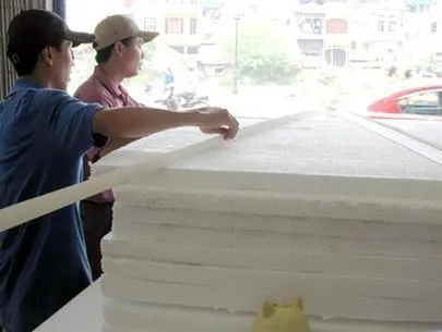 Đối với những gia đình ở nhà tập thể, nhà cấp 4 thường chọn xốp chống nóng, ốp trần nhựa cách nhiệt bởi giá thành rẻ (50.000 – 80.000 đồng/m2) thời gian thi công rất nhanh. Tuy nhiên, vật liệu này chống cháy kém và bị biến dạng nhanh dưới tác động của nhiệt độ cao.