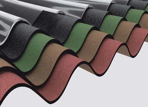 Tấm lợp Onduline, tấm PolyCarbonate có ưu điểm cách âm, cách nhiệt rất tốt, trọng lượng nhẹ, đẹp và không bị rêu mốc rỉ sét, không bị ảnh hưởng của hơi muối biển, chịu được tác động mạnh như mưa đá, có khả năng cách điện. Dạng tấm lợp này là giá thành khá cao, khoảng 165.000 – 250.000 đồng/m2.