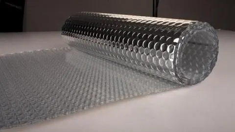 Một trong những sản phẩm chống nóng mùa hè còn có túi khí cách nhiệt, giá khoảng 20.000 – 50.000 đồng/m2. Túi khí cấu tạo bởi lớp nhôm phủ lên tấm nhựa tổng hợp, bên trong chứa các túi khí. Lớp nhôm phía ngoài giúp phản xạ nhiệt. Lớp nhựa chứa túi khí bên trong ngăn dẫn nhiệt và giúp tản nhiệt nhanh. Sản phẩm này có ưu điểm thi công nhanh.