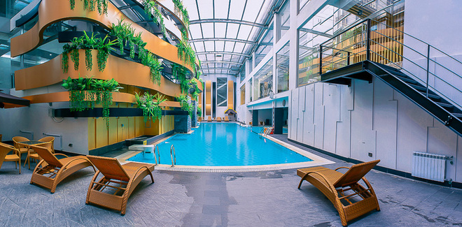 Bể bơi như ốc đảo nhỏ trong tòa nhà