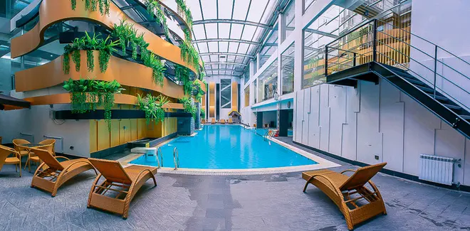 Bể bơi như ốc đảo nhỏ trong tòa nhà