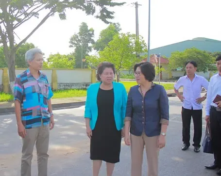 Thứ trưởng Phan Thị Mỹ Linh thị sát thực tế Khu công nghiệp Đại An, thành phố Hải Dương.