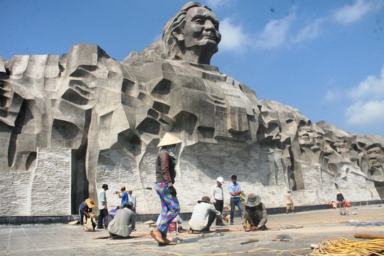 Những tượng đài tiền tỉ vừa hoàn thành đã xuống cấp