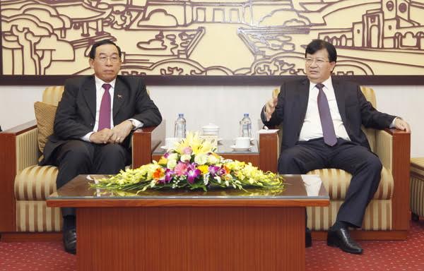 Bộ trưởng Trịnh Đình Dũng tiếp Bộ trưởng Bộ Công chính và Vận tải Lào, Ts. Bounchanh SINTHAVONG