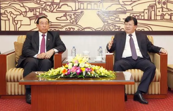Bộ trưởng Trịnh Đình Dũng tiếp Bộ trưởng Bộ Công chính và Vận tải Lào, Ts. Bounchanh SINTHAVONG