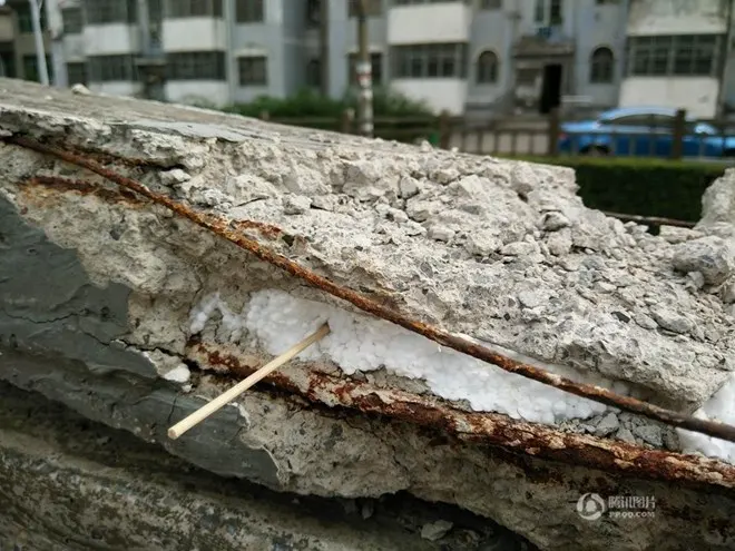 Sửng sốt với thanh bêtông bên trong nhét đầy xốp ở Trung Quốc