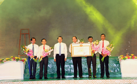Công bố huyện nông thôn mới đầu tiên của Đồng bằng sông Cửu Long