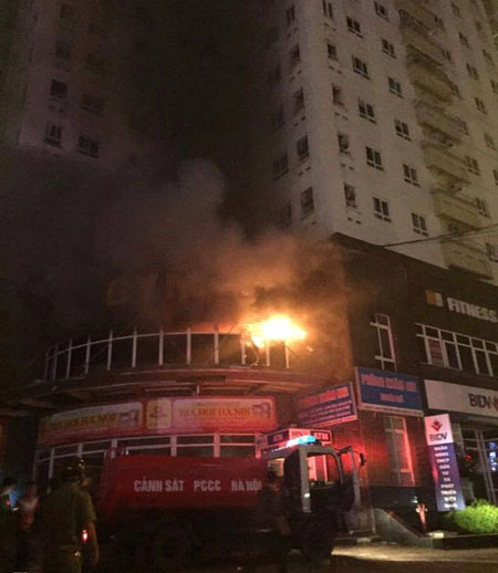 Cháy ở chung cư 25 tầng, hàng trăm người tháo chạy