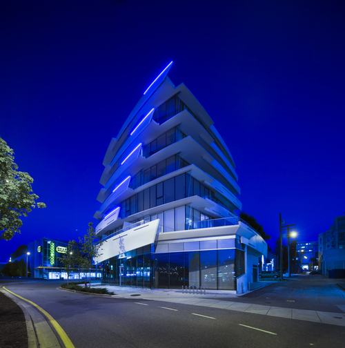 Tòa nhà năng động, kết hợp hài hòa với yếu tố địa hình