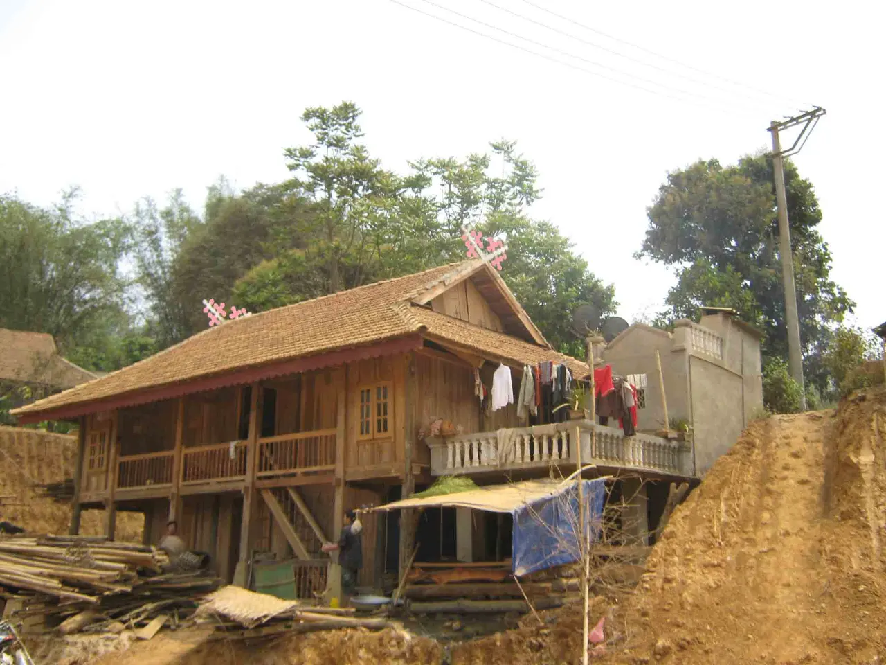 Xu hướng chuyển từ sử dụng mái lợp Tranh sang mái lợp ngói, tôn hoặc fibrô-ximăng