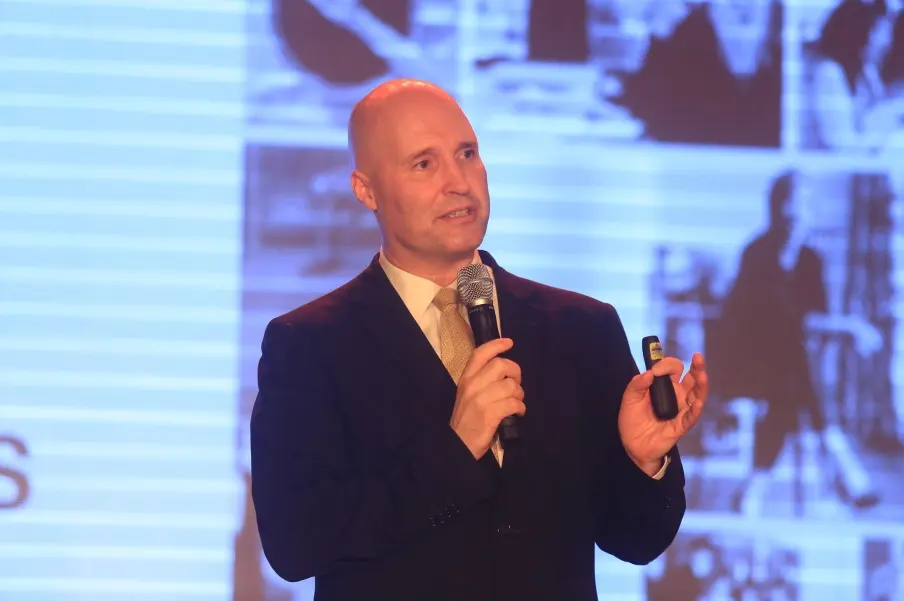 Ông Jeremy Rowe – Giám đốc điều hành Sơn trang trí AkzoNobel khu vực Đông Nam Á, Nam Á & Trung Đông chia sẻ: “Vàng hoàng kim là màu sắc rất đẹp, là màu sắc của quá khứ và tương lai, mang tính kết nối cao”