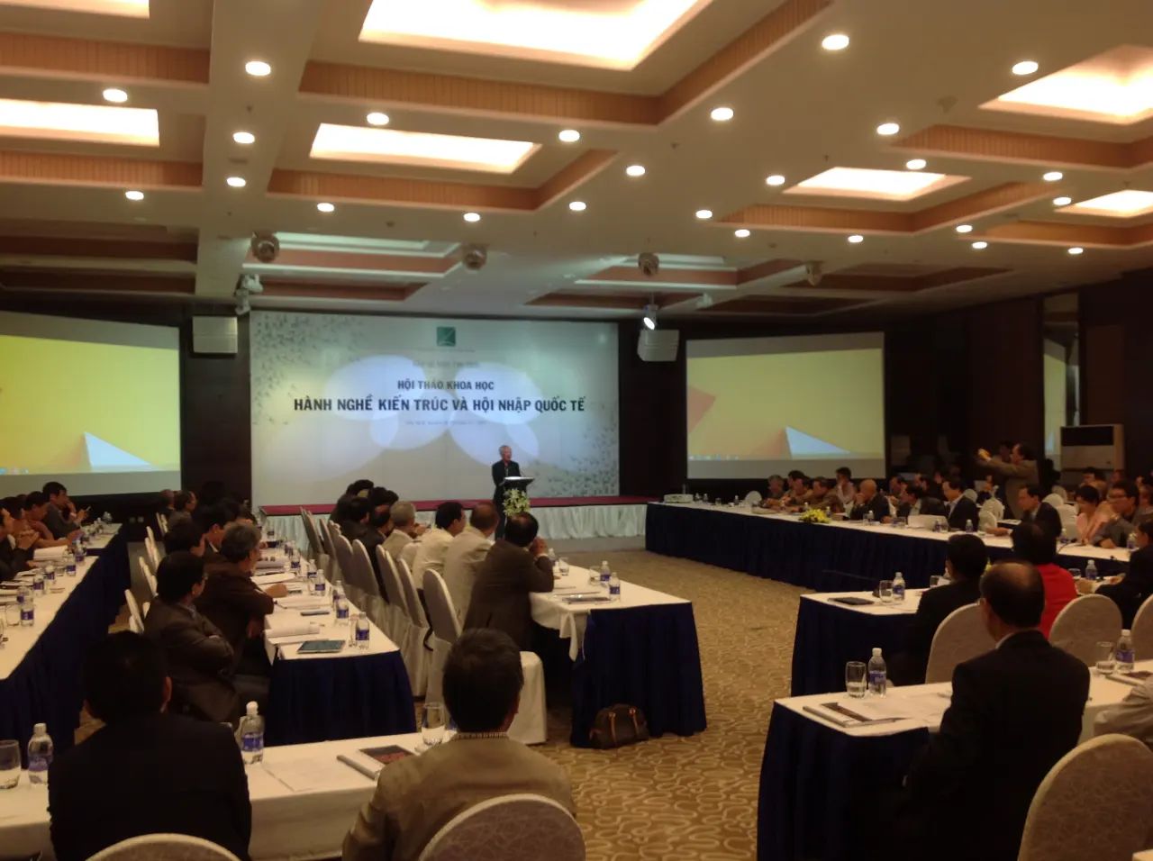 Nguyên Phó thủ tướng Chính phủ Vũ Khoan phát biểu tham luận tại hội thảo