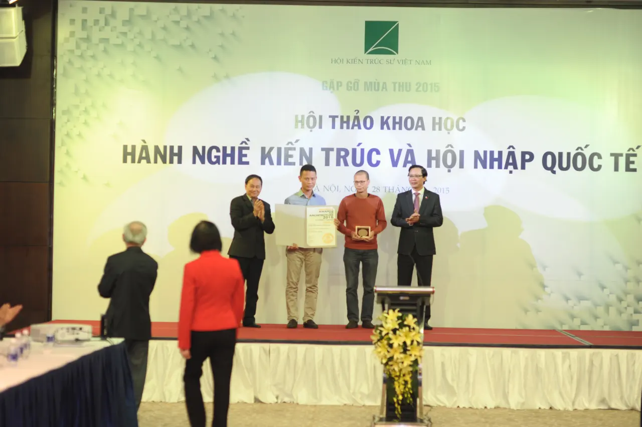 Thứ trưởng Bộ Xây dựng Nguyễn Đình Toàn trao chứng chỉ cho các KTS