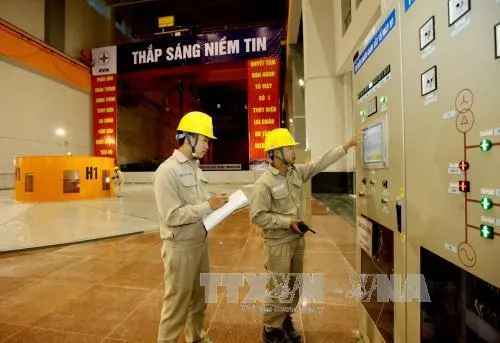 Sắc xuân trong nhà máy, trên công trường