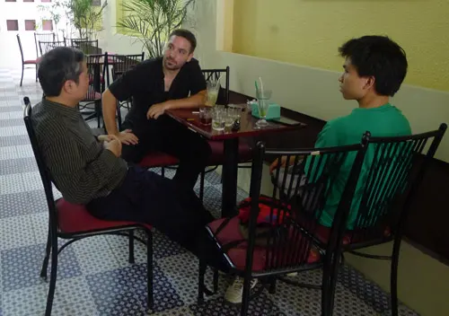 Tristan Morel – là một nhà Quy hoạch , làm việc tại IMV Hà Nội , cũng là KTS tham gia các hoạt động tình nguyện với KTS Hà Nội đang trao đổi với đồng nghiệp VN về chuyên đề “ Thành phố lớn/Thành phố nhỏ tại VN”