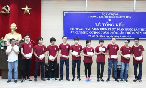 Khen thưởng các giảng viên, sinh viên tham gia ‘Festival SV Kiến trúc’ và “Olympic Cơ học”
