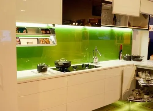 Kính cường lực màu mang lại vẻ đẹp hiện đại cho căn bếp