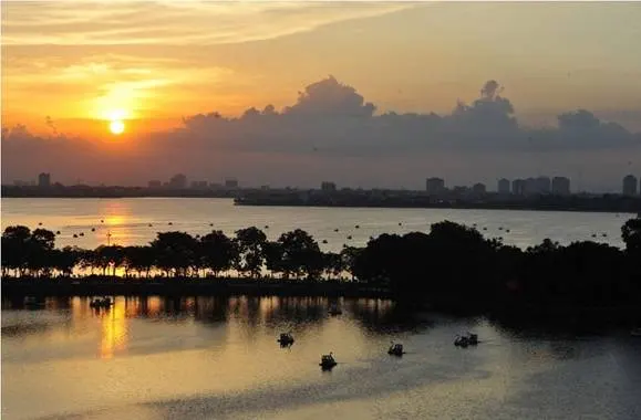 D’. Le Roi Soleil – Ngắm cảnh hồ Tây qua từng ô cửa sổ