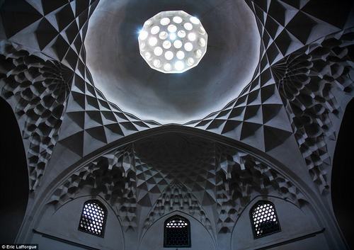 Chiêm ngưỡng các tác phẩm nghệ thuật ngay trên trần nhà ở Iran