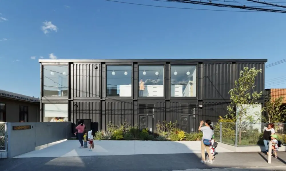 Nhà trẻ chống động đất làm từ container ở Nhật Bản
