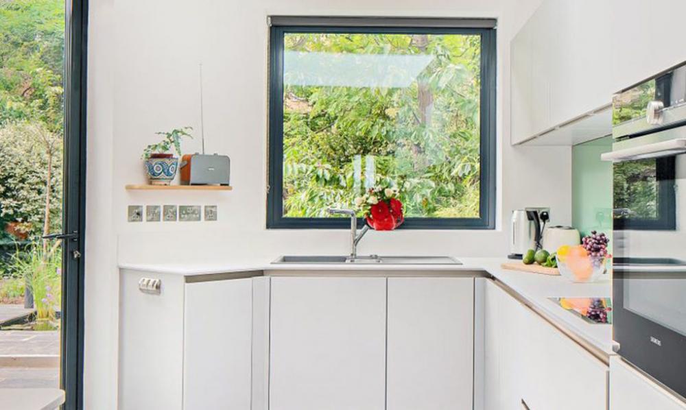 Biệt thự phong cách cổ điển với mái nhà phủ đầy hoa cỏ