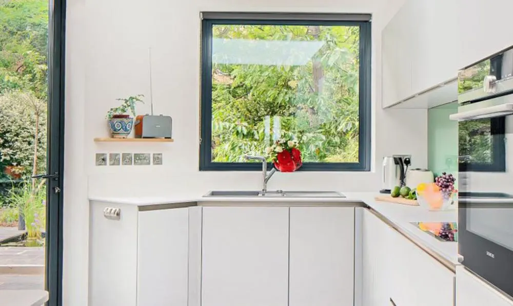 Biệt thự phong cách cổ điển với mái nhà phủ đầy hoa cỏ