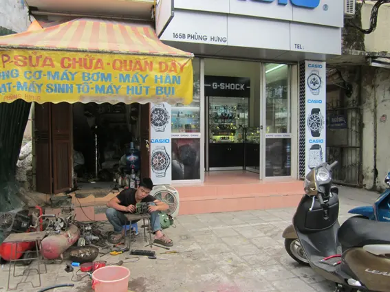 Mọi hoạt động thương mại – dịch vụ đều có thể diễn ra trên hè phố Việt Nam
