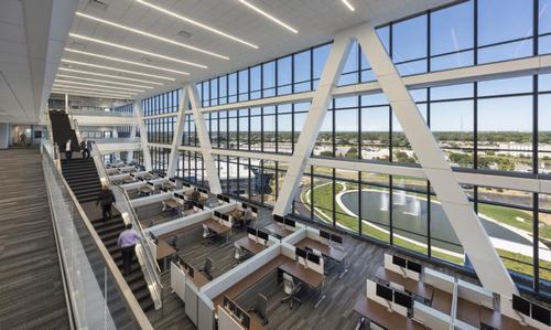 Công trình xanh có cấu trúc mái hấp thụ năng lượng mặt trời tối ưu