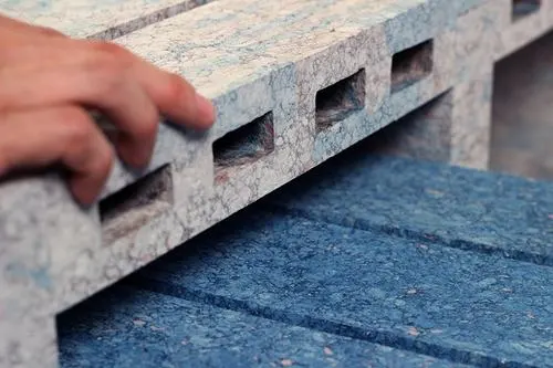 Sản xuất gạch và đồ nội thất từ giấy tái chế