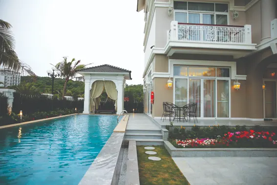 Bể bơi được thiết kế sang trọng, cao cấp 