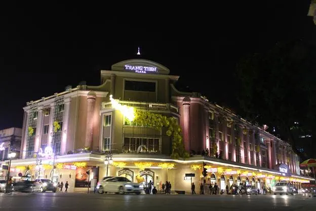 Đường phố Hà Nội đẹp thanh lịch với đèn trang trí Tết