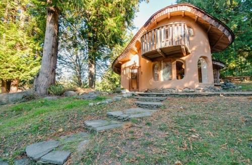 Ngôi nhà nhỏ hình nấm ở British Columbia