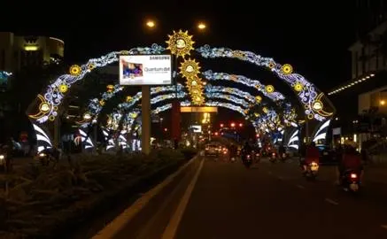 Mẫu Trang trí được hội đồng Ban Giám Khảo trao giải nhất cuộc thi trang trí ánh sáng và đường hoa do UBTP thực hiện hàng năm  tại tuyến đường Nguyễn Văn Linh - Đà Nẵng với biểu tượng chào mừng hội nghị Apec 2017. Ảnh Tùng Anh