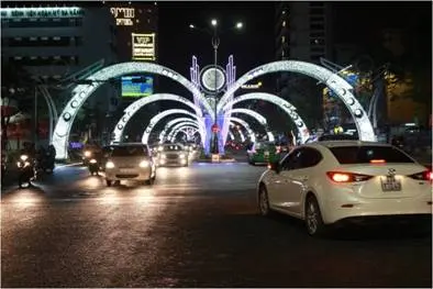 Mẫu Trang trí được hội đồng Ban Giám Khảo trao giải nhất cuộc thi trang trí ánh sáng và đường hoa do UBTP thực hiện hàng năm  tại tuyến đường Nguyễn Văn Linh - Đà Nẵng với biểu tượng chào mừng hội nghị Apec 2017. Ảnh Tùng Anh