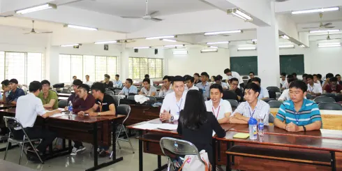 SV ngành xây dựng hào hứng tham dự phỏng vấn thực tập cán bộ kỹ thuật của công ty Coteccons