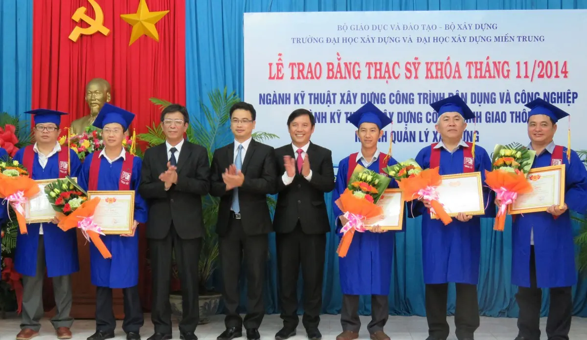 Trao bằng tốt nghiệp thạc sĩ cho 77 học viên các chuyên ngành xây dựng