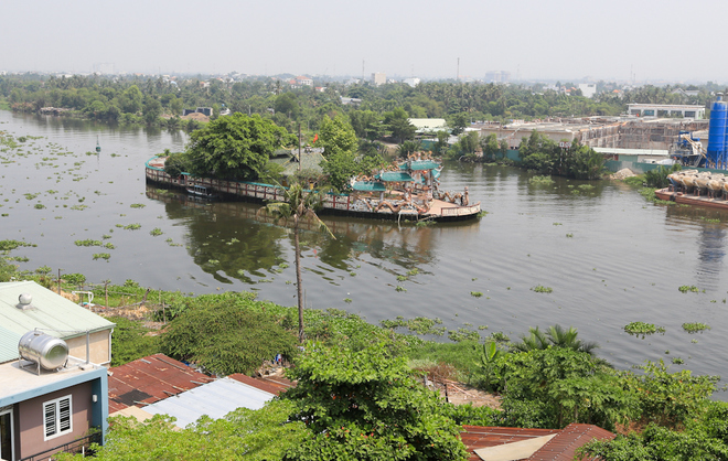 Ngôi miếu hơn 300 năm giữa sông ở Sài Gòn