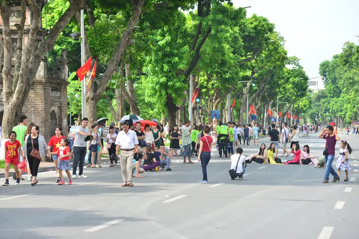 Người nước ngoài nói về phố đi bộ Hà Nội