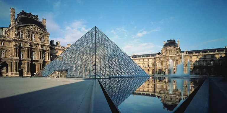 Kim tự tháp ở Bảo tàng Louvre do KTS I.M.Pei thiết kế nhận giải thưởng của Viện Kiến trúc Hoa Kỳ