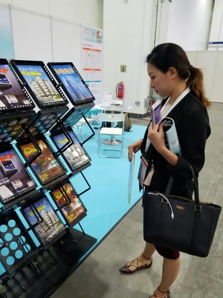 Độc giả tham quan khu trưng bày báo chí