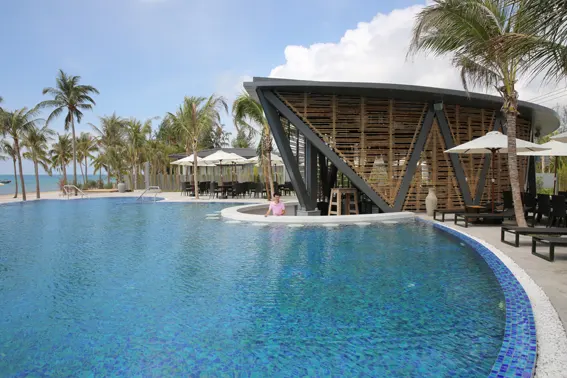 Bể bơi & Bar